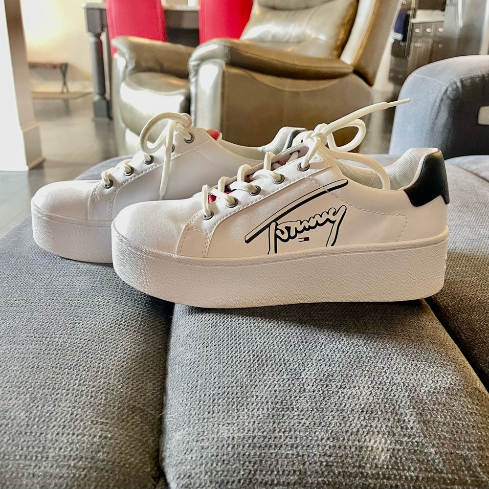 TOMMY sneakers!